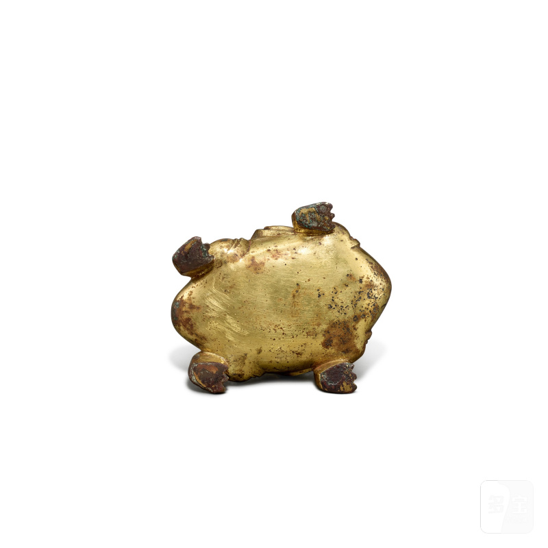 An archaic gilt-bronze and cowrie shell stag-form 'mythical beast' weight, Western Han dynasty | 西漢 銅鎏金嵌貝辟邪席鎮 - 图5